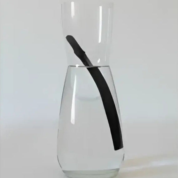 Carafe en verre avec bambou actif bio pour purifier l’eau avec charbon actif issu d’un savoir-faire