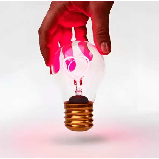 Main tenant une ampoule rechargeable avec filament en forme de cœur, touche lumineuse
