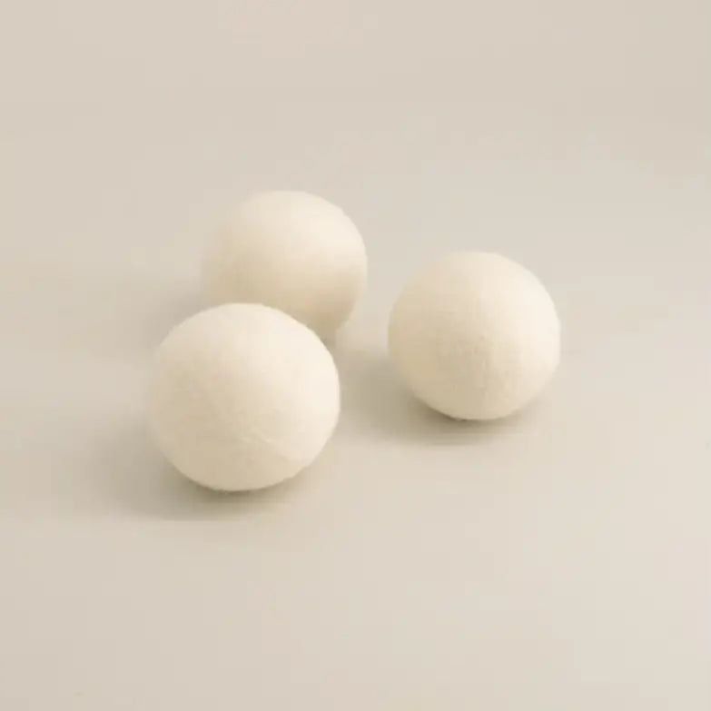 Trois balles de séchange en blanc, parfaites pour un lessive plus écologique et séchage écologique
