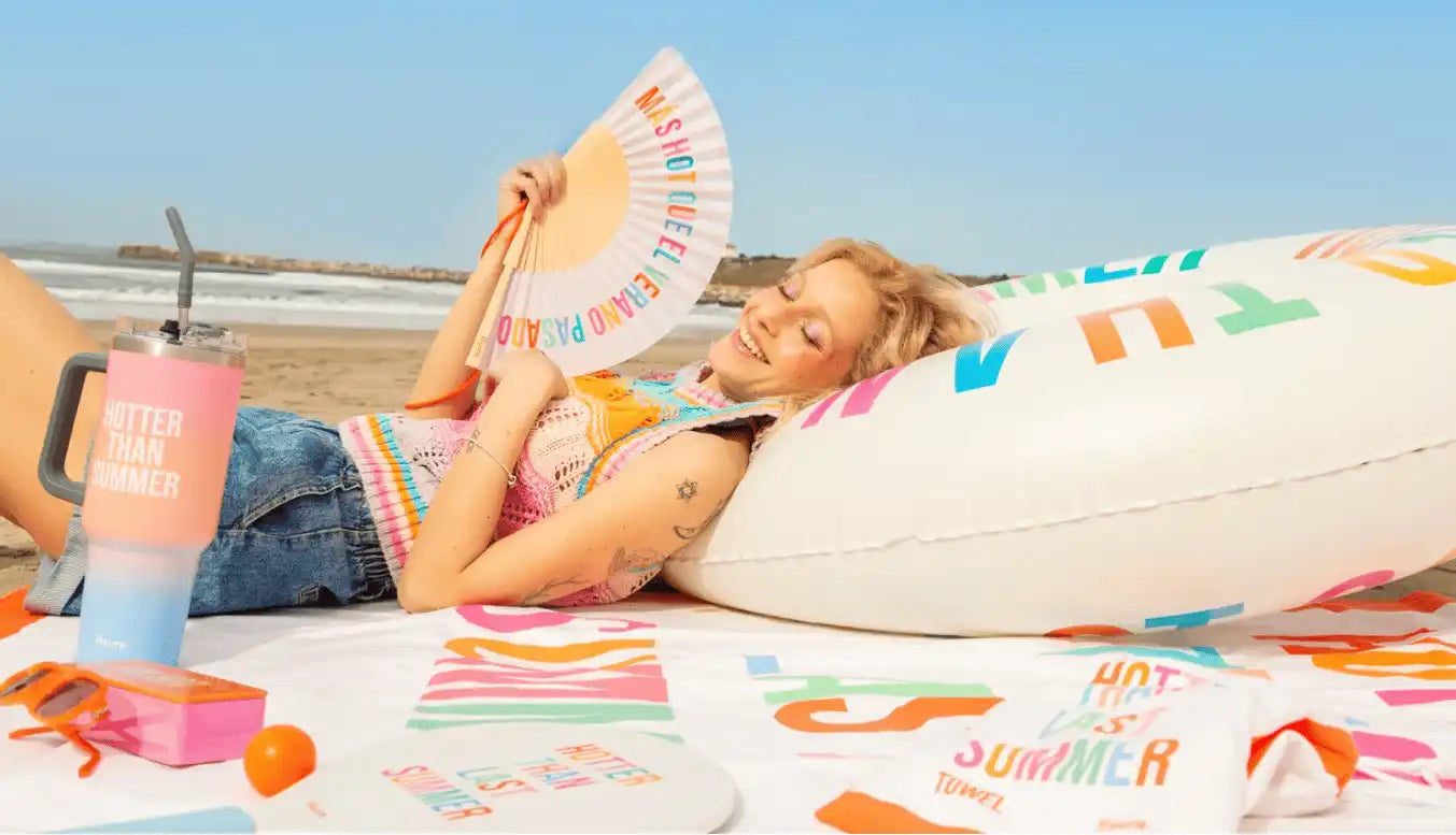 Un bouée gonflable blanche avec des lettres colorées en blocs.