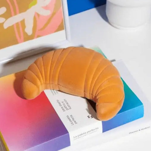 Pillows croissant en finition douce, parfait pour petits objets et touche ludique