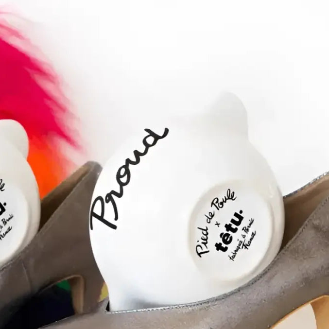 Deodorant pour chaussures en céramique blanche en forme de pied bol breton revisité avec proud