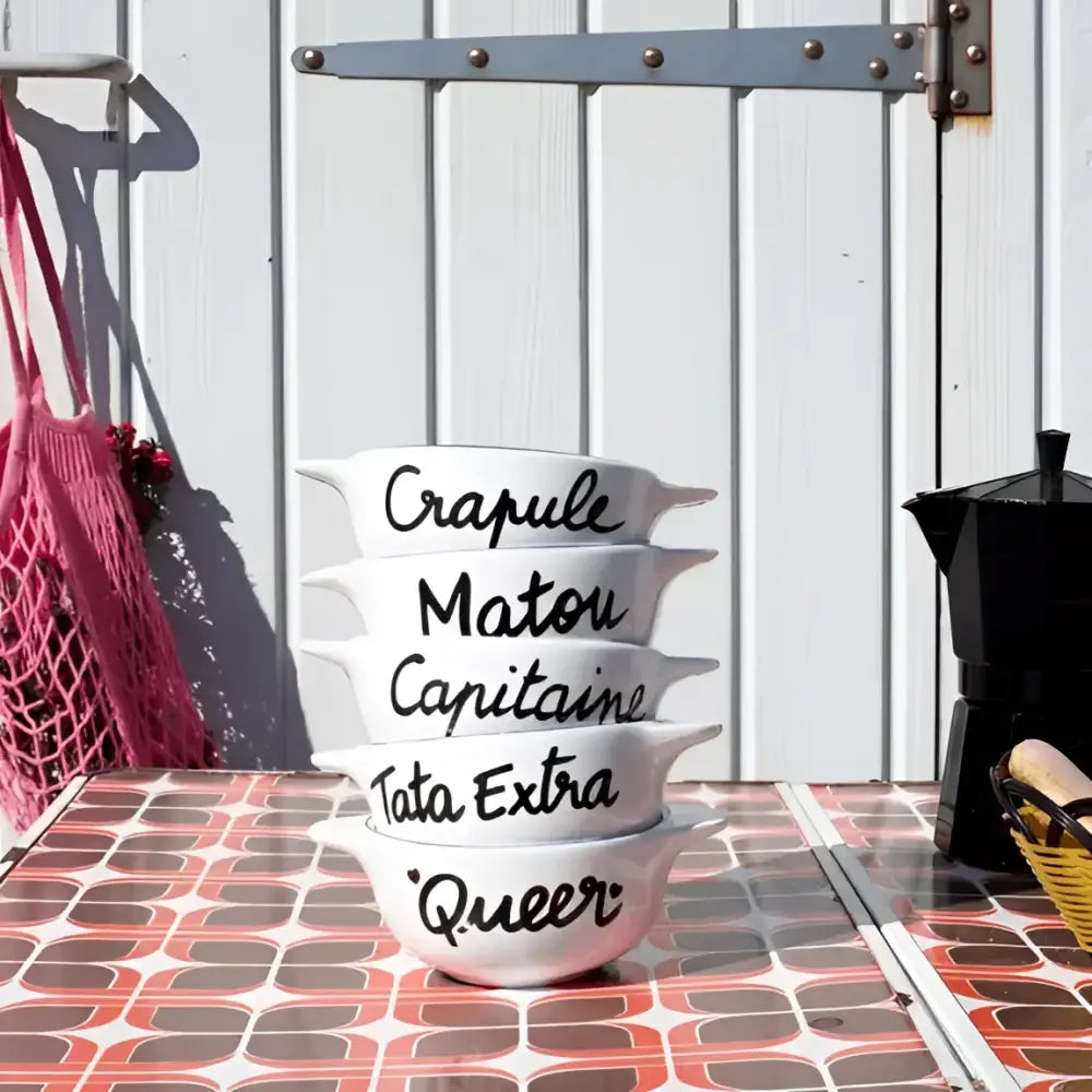 Bol Breton revisité avec des bols blancs empilés et des lettres noires