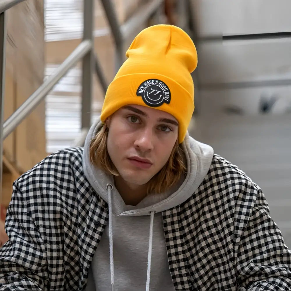 Bonnet jaune éclatant avec message positif ’hey, have a good day’ et sourire