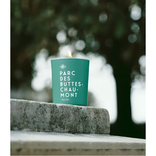 Bougie teal allumée Parc des Buttes-Chaumont 190g, ambiance apaisante