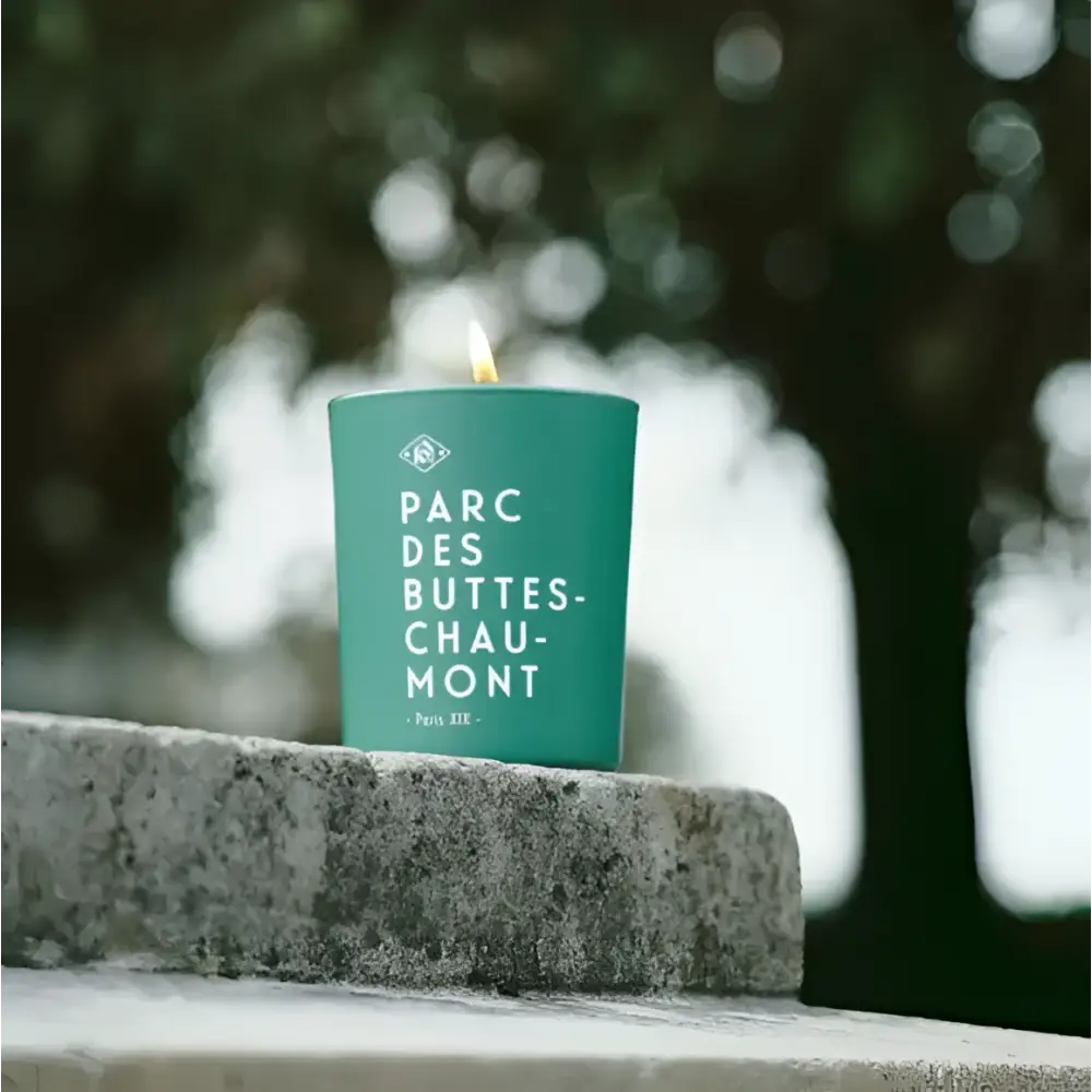 Bougie teal verte allumée Parc des Buttes-Chaumont, ambiance apaisante Paris XIX