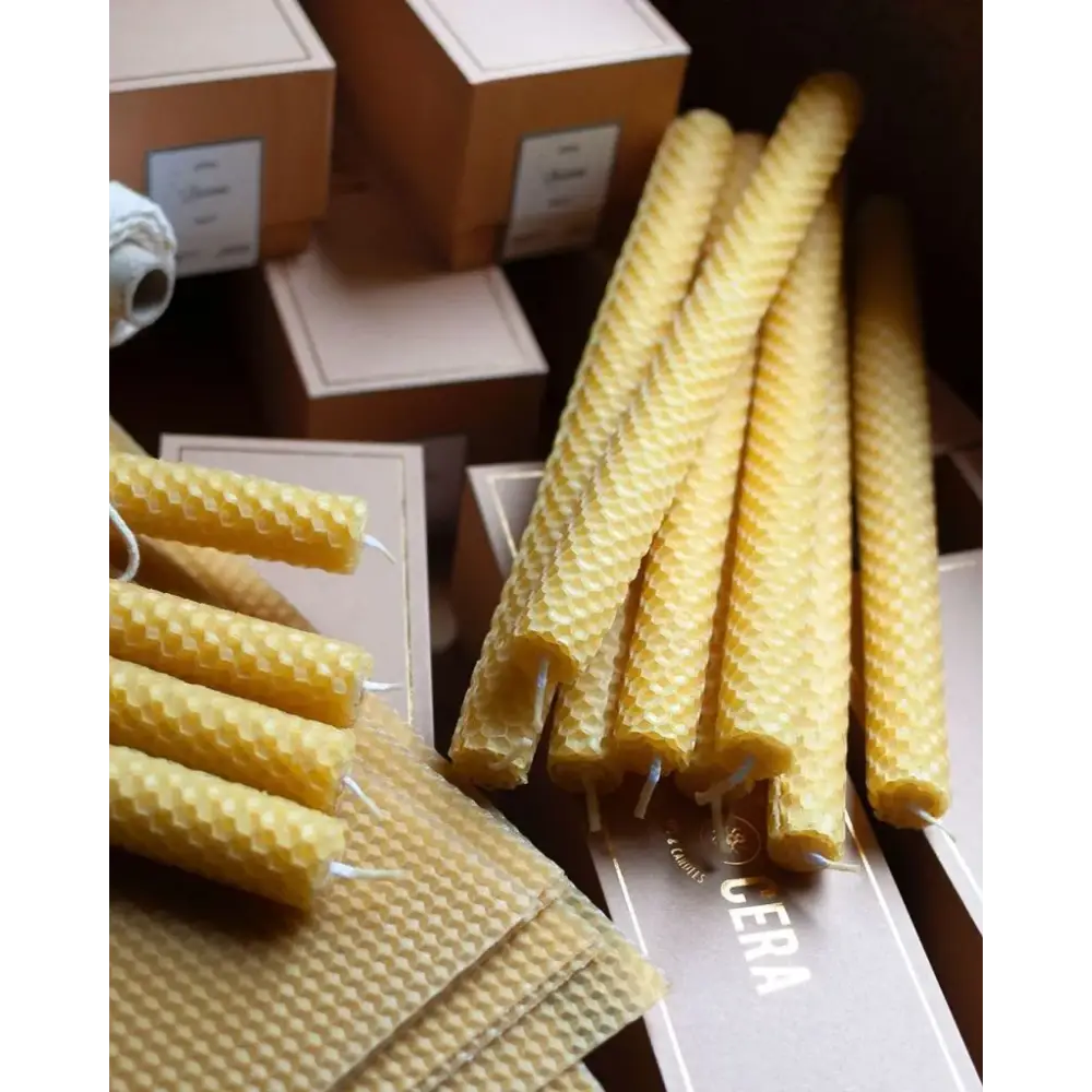 Bougies chandelles en cire d’abeille – Lucienne – boîte de 9