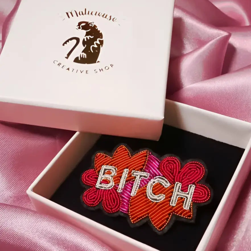 Broche bitch brodée avec fils brillants, floral rouge et rose, style unique