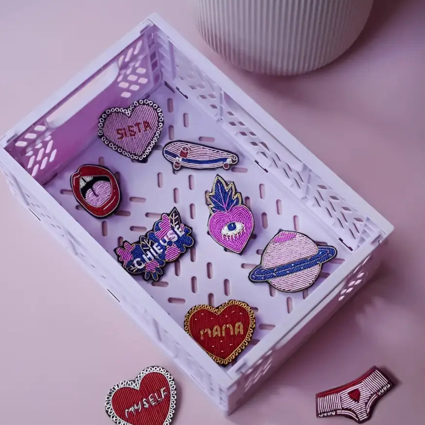 Crate blanche avec broche chieuse, patches brodées, parfait bijou textile cool