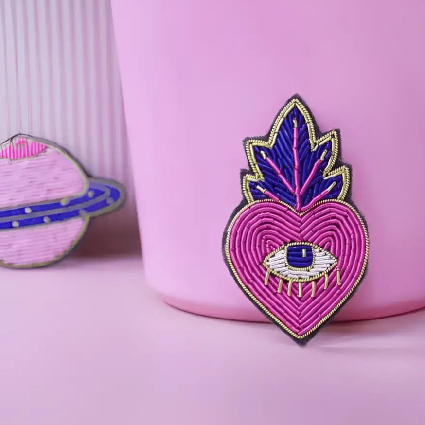Broche ex-voto cœur sacré avec patch rose, œil bleu, feuille et détails dorés