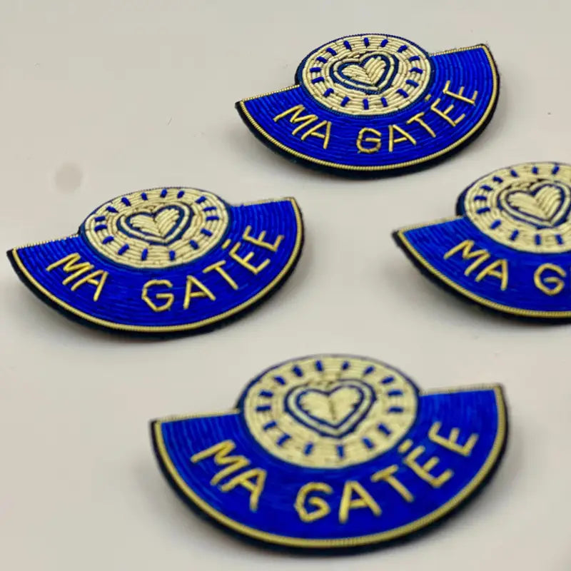 Broche Ma Gatée : patch brodé bleu et or avec ma gatée et cœur, culture urbaine