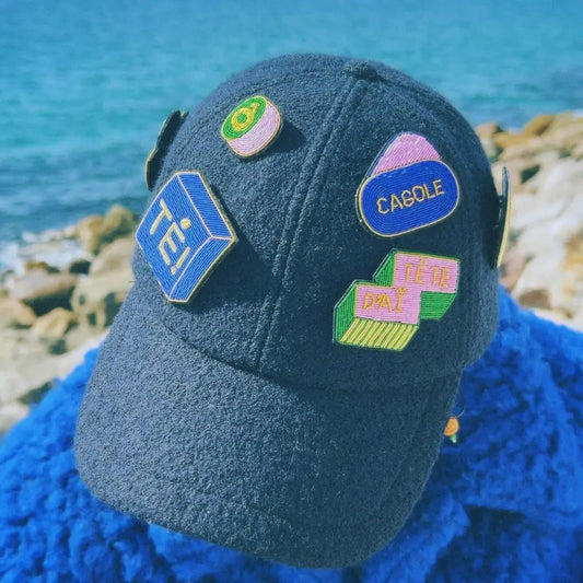 Bonnet laine bleu foncé Broche Ô Peuchère, clin d’œil coloré et bonne humeur