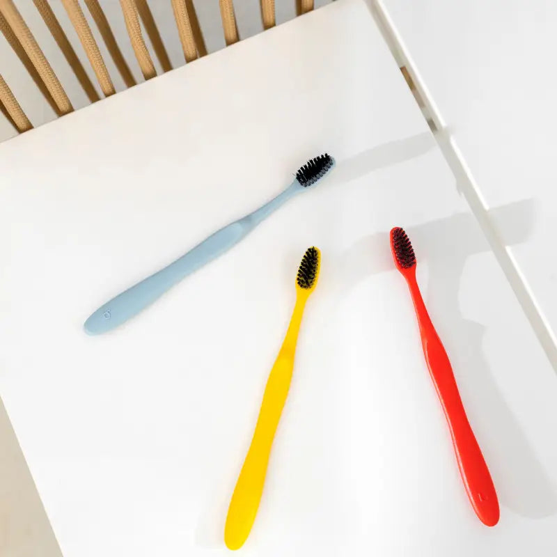 Brosse à dents recyclette adulte souple rouge avec manche écoresponsable recyclé