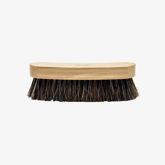 Brosse à reluire en bois avec bristles foncées pour cuir lisse contrairement aux autres