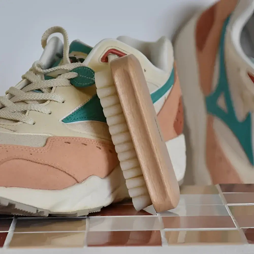 Brosse crêpe pour daim beige et peach avec accents teal, idéale pour crêpe naturel