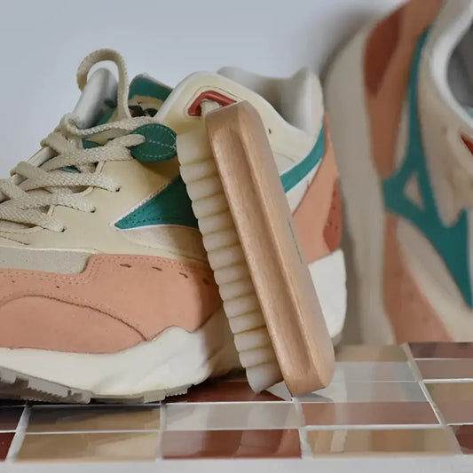 Brosse crêpe pour daim beige et peach avec accents teal, idéale pour crêpe naturel