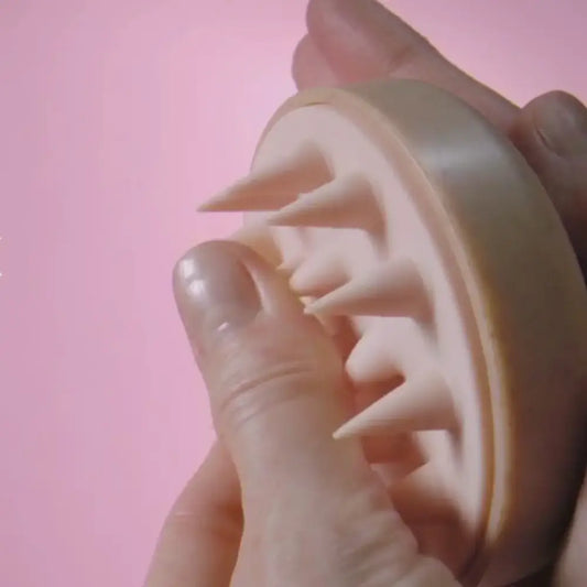 Brosse stimulante pour le cuir chevelu, massager capillaire beige avec bristles souples