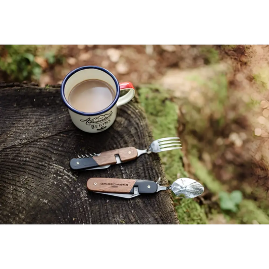 Tasse émaillée blanche bord bleu anse rouge logo montagne aventure commence outil camping cutlery bois massif