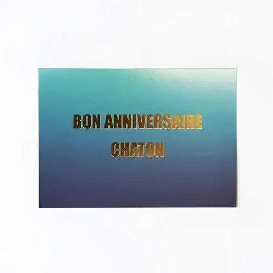 Carte bon anniversaire chaton avec lettrage doré et design raffiné, fond dégradé bleu et teal