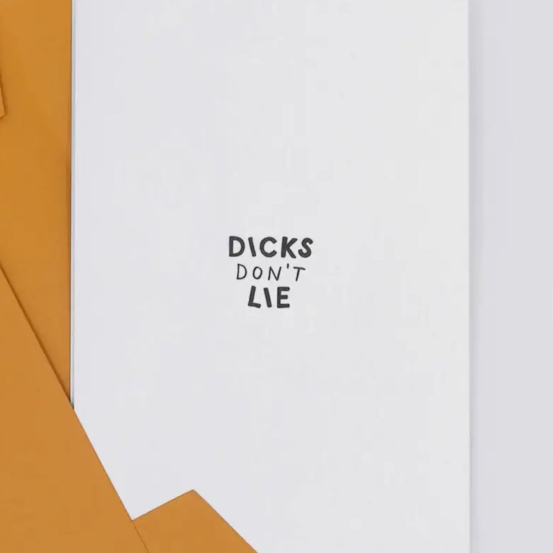 Carte postale bague au doigt