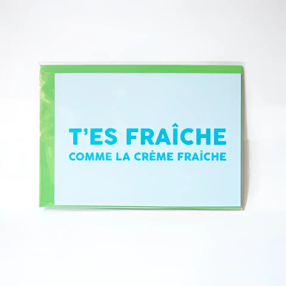 Carte T’es Fraîche comme la Crème Fraîche en lettrage doré, bleu clair et bord vert, emballée plastique