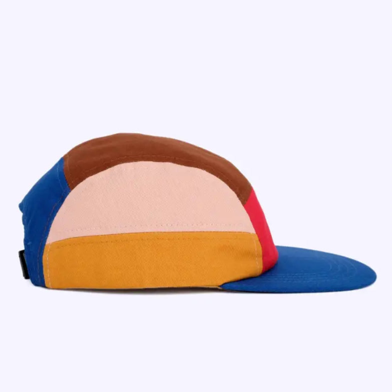 Casquette trouser snake multicolore avec brim bleu, le simple accessoire pour tenues plus cools