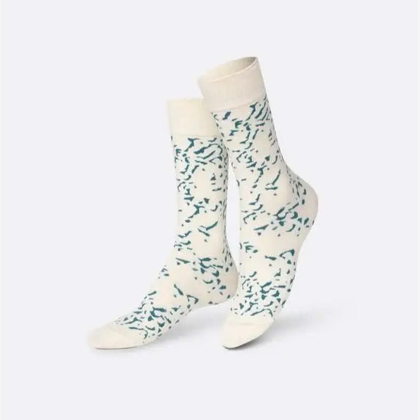 Chausettes fromage bleu avec motif vert abstrait, un clin d’œil subtil à la mode décontractée