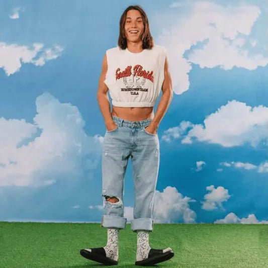 Personne en crop top blanc et chaussettes fantaisie blue cheese pour un confort optimal