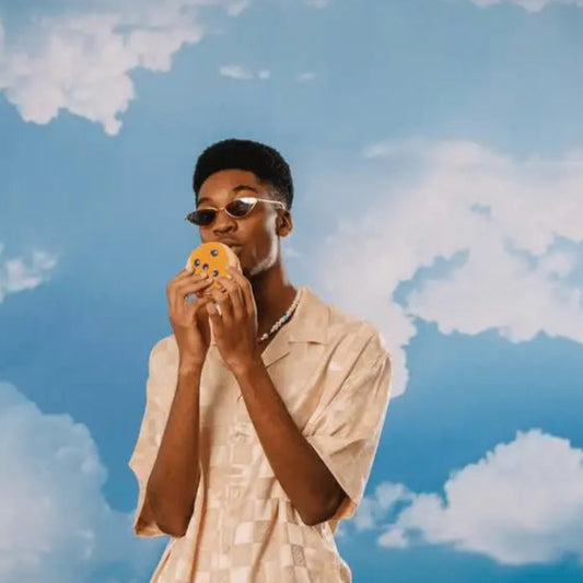 Jeune homme avec chaussettes pancakes, confort optimal, idée cadeau fun et cosy