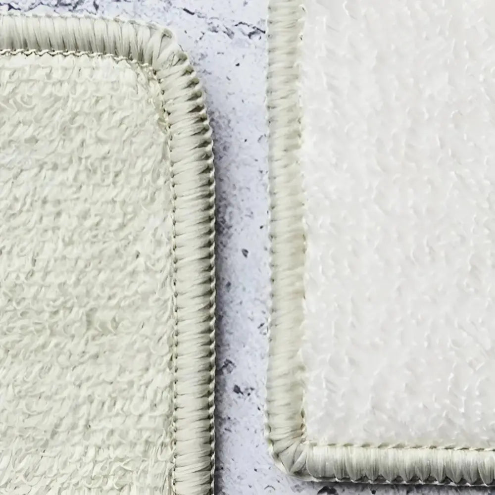 Close-up de deux chiffons en fibre de bambou plus responsable et doux