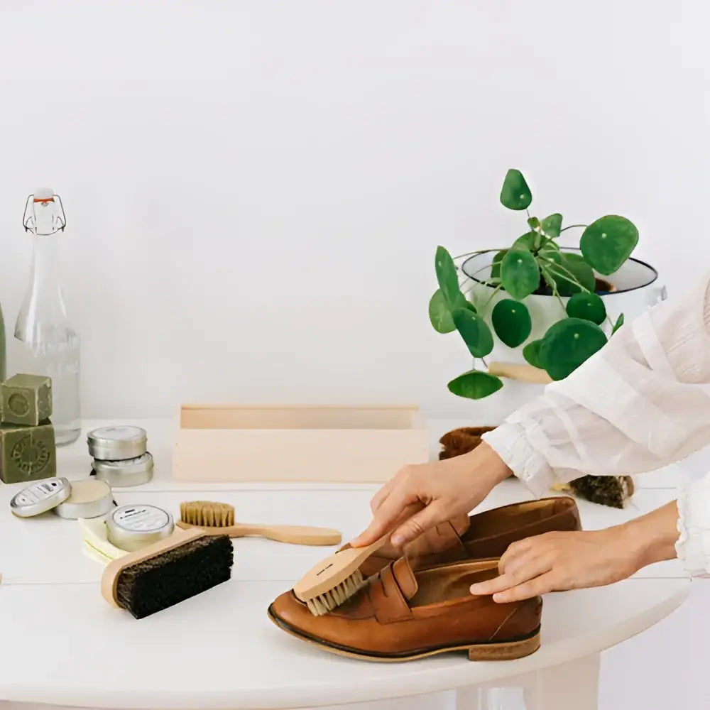 Chaussures en cuir nettoyées avec brosse à reluire et cire d’abeille pour coffret d’entretien