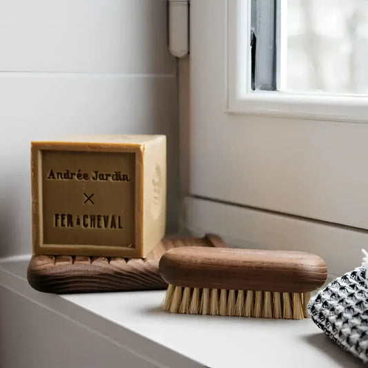 Barre de savon pur avec design embossé dans coffret artisanal Coffret héritage Andrée Jardin x Fer de Cheval