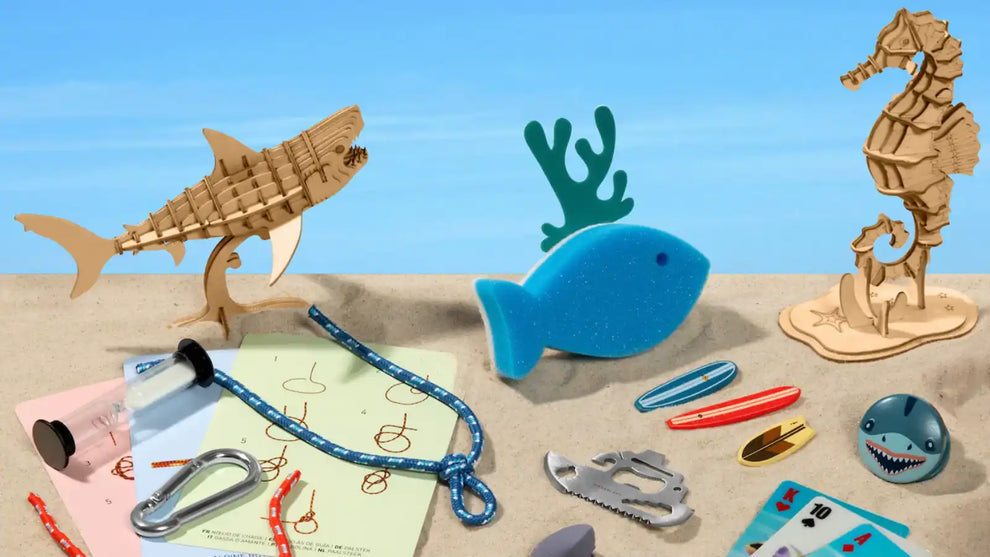Une collection de kits de bricolage et d'accessoires sur le thème de la mer en bois et en mousse.