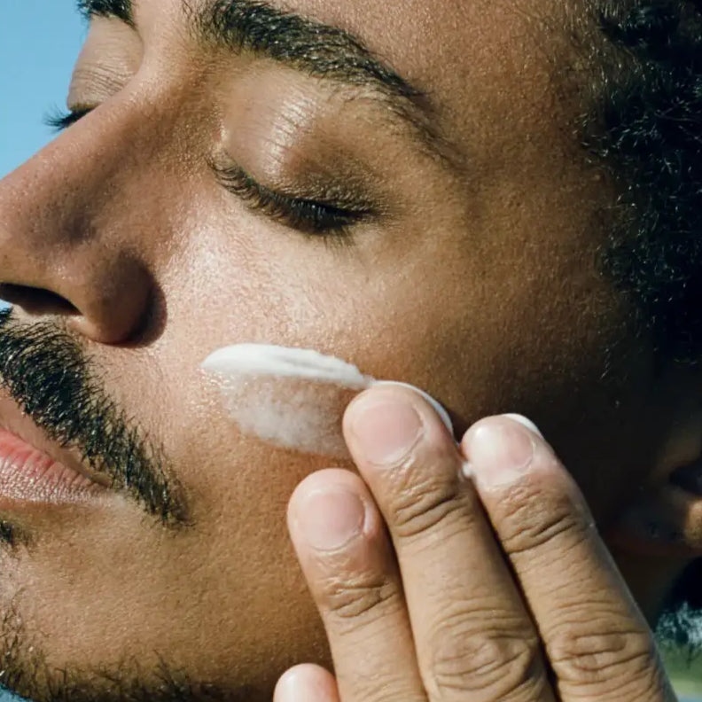 Person appliquant la crème visage Camomille et Lavande pour lutter contre les radicaux libres