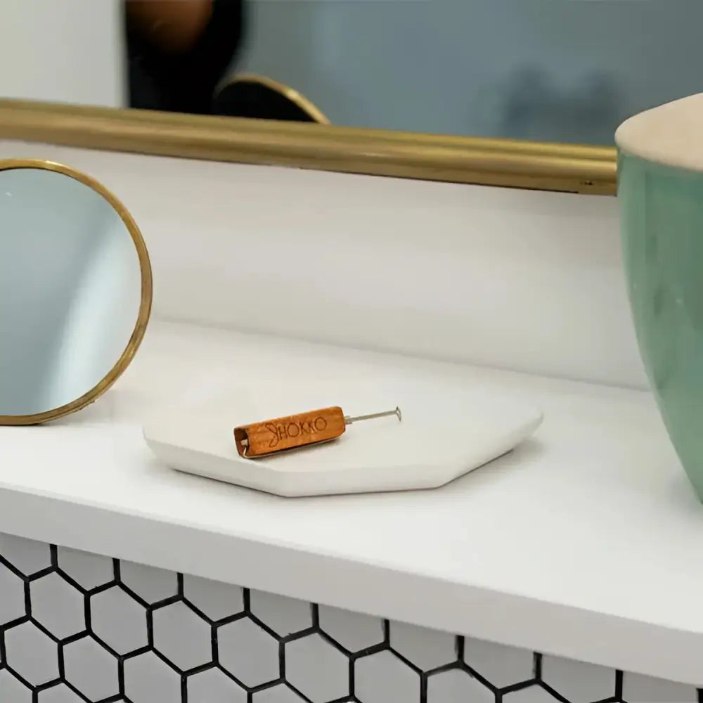 Outil écologique avec manche en bois et pointe en métal pour cure-oreille réutilisable