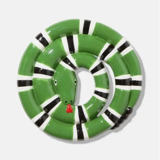 Plat serpent vert avec rayures noir et blanc et langue rouge pour une déco fun