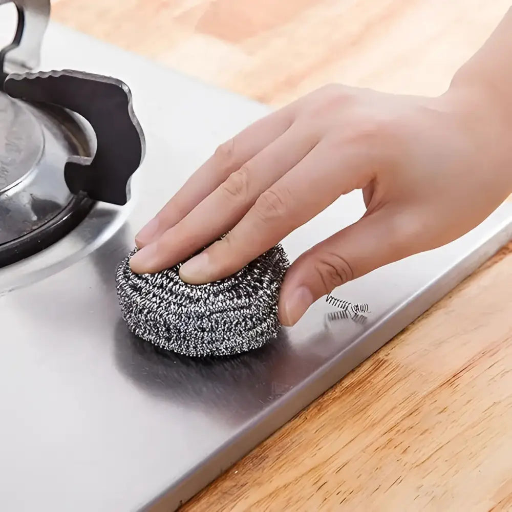 Nettoyage facile d’une éponge boule inox pour résidus tenaces sur acier inoxydable