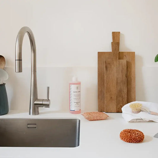 Vue d’un coin cuisine moderne avec Éponge grattoir cuivre et outils de nettoyage contrairement aux éponges