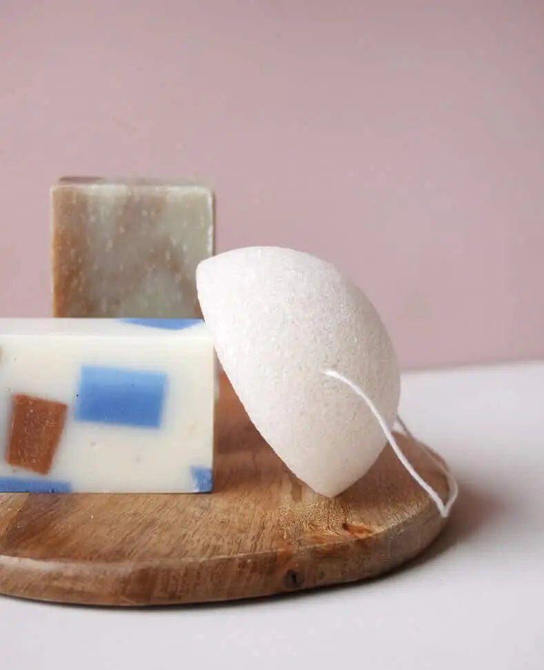 Éponge konjac blanche texturée pour routine beauté zéro déchet