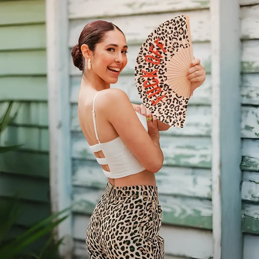 Éventail pliant léopard audacieux fuck off, cadre bois, texte orange