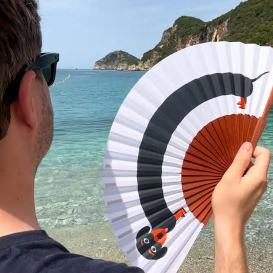 Eventail chien teckel blanc avec design dachshund noir et lattes en bois marron