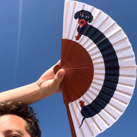 Eventail chien teckel blanc avec illustration de teckel noir et marron