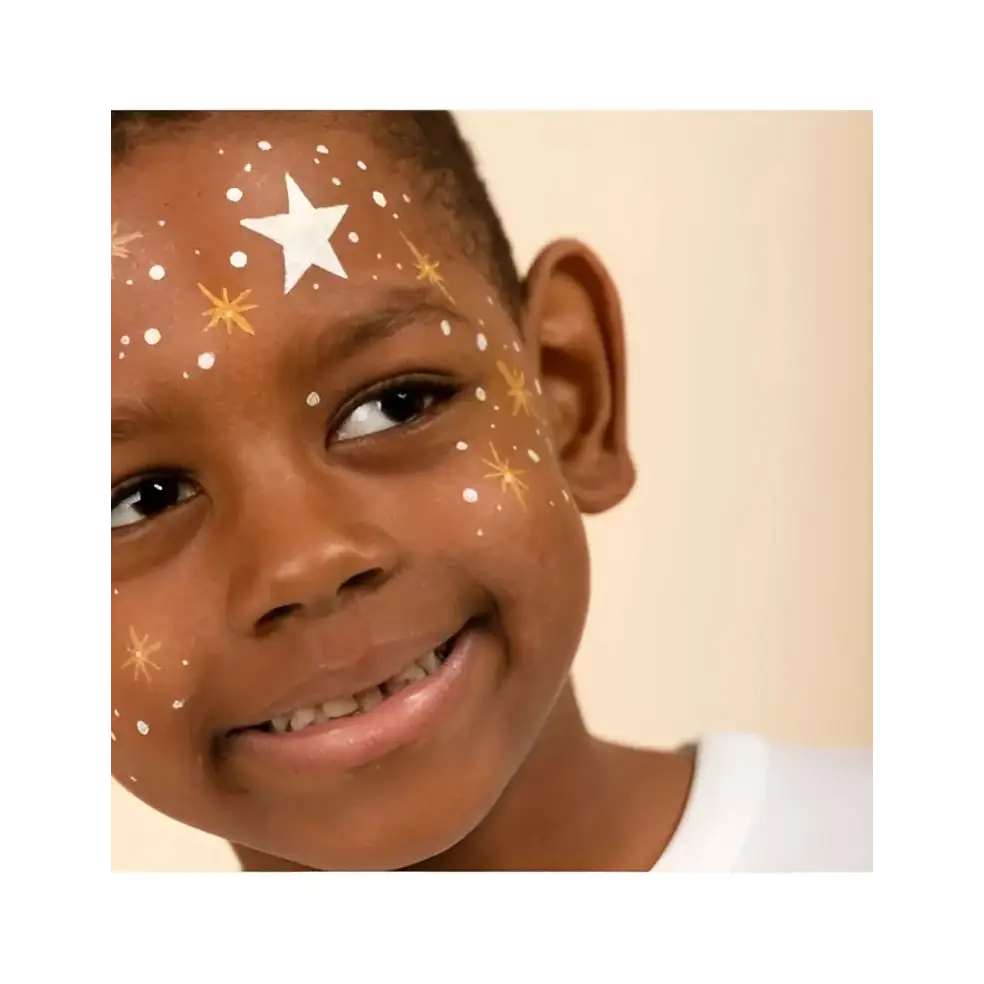 Enfant avec tatouage temporaire blanc et feutre de tatouage temporaire blanc