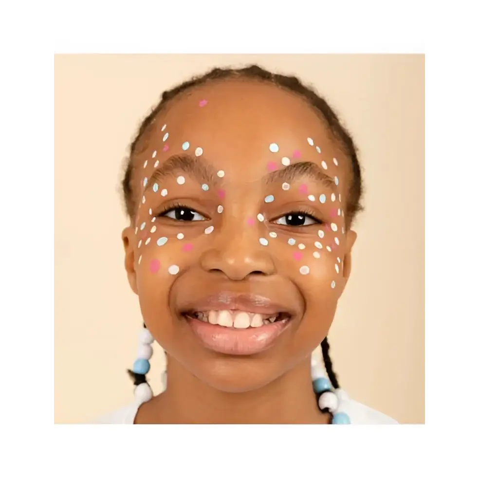 Enfant souriante avec tatouage temporaire coloré, utilisant le feutre rose pour temporaire enfant rose