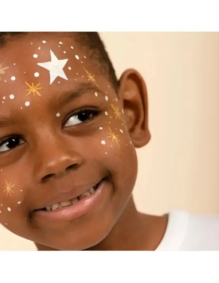 Enfant avec tatouage enfant blanc ludique et expression artistique à recommencer à volonté