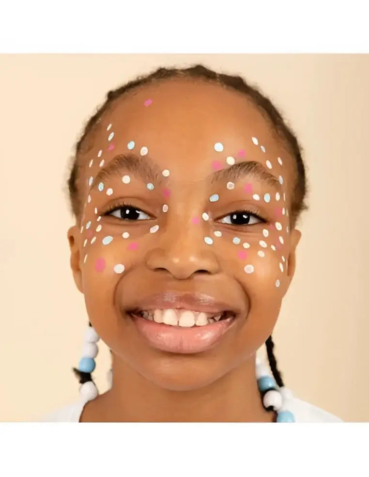 Jeune fille souriante avec points colorés, feutre tatouage temporaire enfant rose