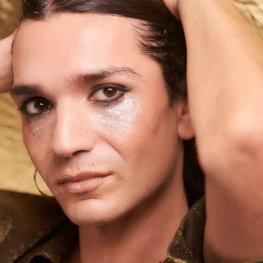 Personne avec gel pailleté longue tenue et effet scintillant sur les yeux