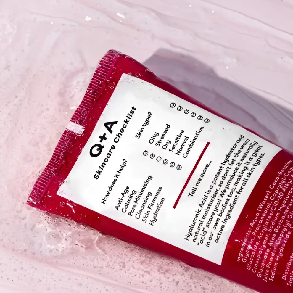 Tube rouge de Q+A Hyaluronic Acid Gel Cleanser pour une peau à recevoir l’acide hyaluronique