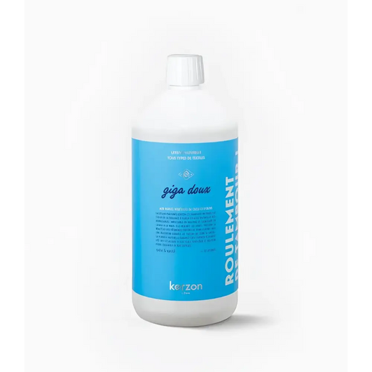 Bouteille blanche de lessive giga doux 1L avec étiquette bleue, douceur et propreté assurées