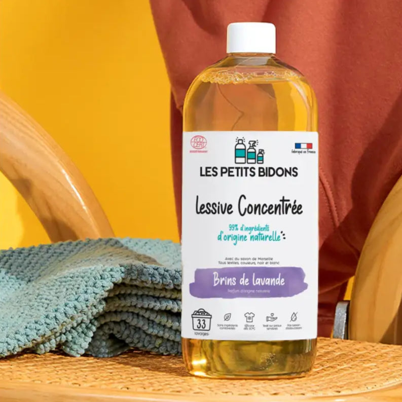 Bouteille claire de lessive liquide concentrée Brins de Lavande 1L avec capuchon blanc